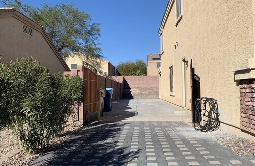 Sundance House | 7 rooms, 7 car parking, 7 min to freeway.