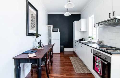 Central Mudgee Apartment | 70 On Mortimer "Black Cockatoo Room" is a self contained 1 bedroom unit