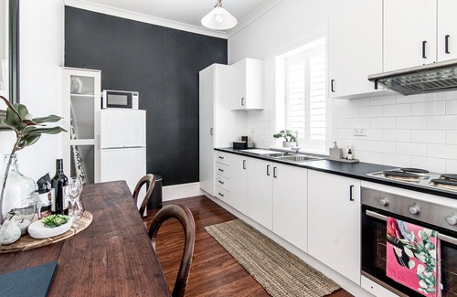 Central Mudgee Apartment | 70 On Mortimer "Black Cockatoo Room" is a self contained 1 bedroom unit