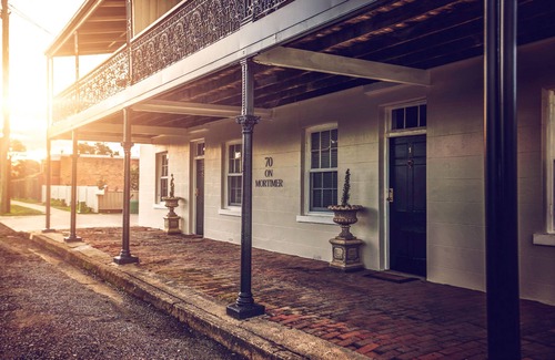 Central Mudgee Apartment | 70 On Mortimer "Black Cockatoo Room" is a self contained 1 bedroom unit