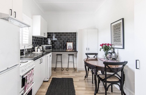 Central Mudgee Apartment | 70 On Mortimer "The Flamingo Room"