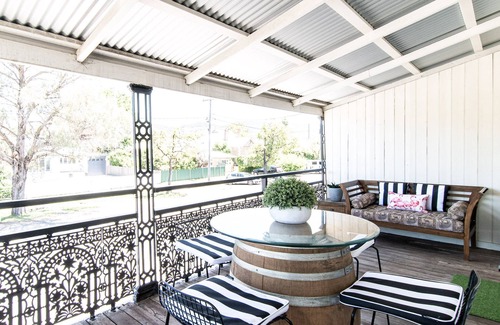 Central Mudgee Apartment | 70 On Mortimer "The Flamingo Room"