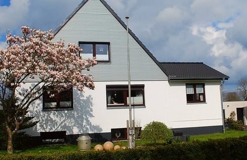 Dannewerk Apartment | 70 sqm for up to 4 people in Dannewerk Schleswig-Holstein. Car parking space and storage room for e-bikes, washing machine, full bathroom with bathtub, high chair and travel cot are available Bedding for the travel cot please bring your own.