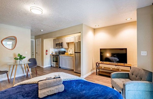 Northeast Heights Apartment | 760 On The Blvd Studio 34 Overlooking NobHill