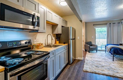 Northeast Heights Apartment | 760 On The Blvd Studio 34 Overlooking NobHill