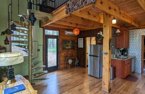 Eureka Springs Cabin | 8>8>The Owls Hoot<8<8