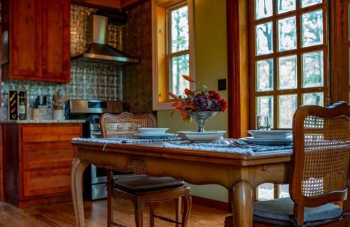 Eureka Springs Cabin | 8>8>The Owls Hoot<8<8