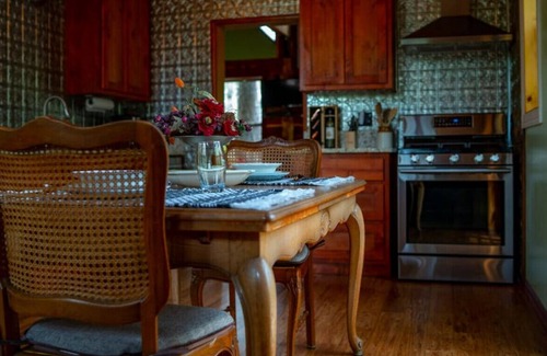 Eureka Springs Cabin | 8>8>The Owls Hoot<8<8