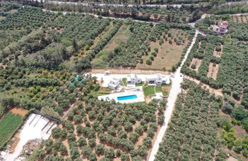 Gerani Villa | 8 Bedrooms Villa In Gerani