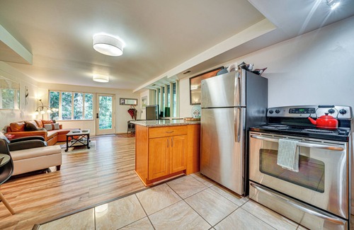 Mercer Island Apartment | 8 Mi to Dtwn Seattle: Pet-friendly Apt w/Hot Tub