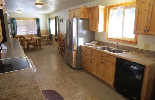 Lazy Acres House | 8 miles from Yellowstone! - Parking for Toys! - Grill & Firelplace - Smart TV