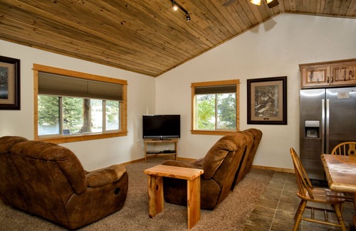 Lazy Acres Cabin | 8 miles from Yellowstone! Large Covered Porch - Gas grill & next to creek.