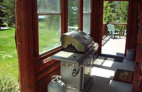 Lazy Acres Cabin | 8 miles from Yellowstone! Perfect For Romantic Getaways & Families! Smart TV!