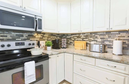 Largo House | 8 min Beach, Hot Tub, Pool & Games @ Snook Haven