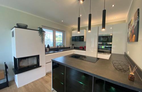 Muldestausee House | 8 Personen Ferienhaus ,Seegelblick" am Goitzschesee, erste Reihe am Strand mit Sauna, Whirlpool, Kamin, Wallbox & SUP