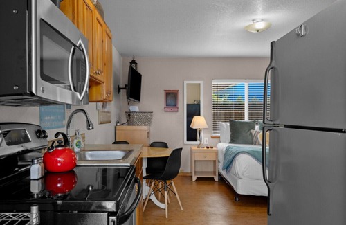 Downtown Cannon Beach Cottage | 8 Pirates Cove: Beachside Escape | Walk to Beach | Dog-Friendly