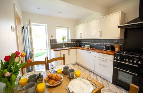 Tyn-y-Gongl Cottage | 80 Breeze Hill - sleeps 5 guests in 2 bedrooms