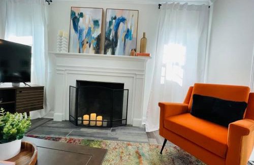 Crestline Heights House | 83rd Street Comfy Cottage