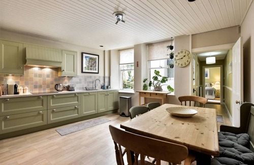 St. Andrews Cottage | 8b Howard Place - a townhouse that sleeps 6 guests in 3 bedrooms