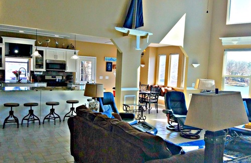 Eagles Nest House | 8MM Lake view/cove fun! Great for groups-2 kitchens, 3 decks, 2 docks, Sleep 18!