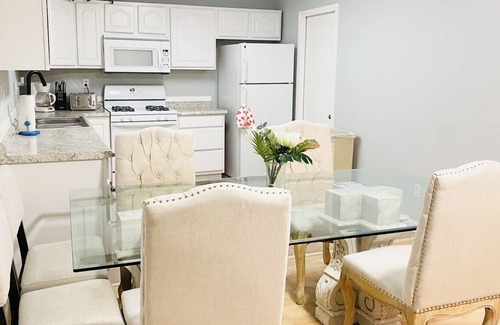 Mira Mesa House | 9B4B house,11 beds sleeps 20, by UCSD La Jolla Zoo SeaWorld Legoland