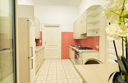 Brigittenau Apartment | 9BR Apt for 18P Walk to Augarten