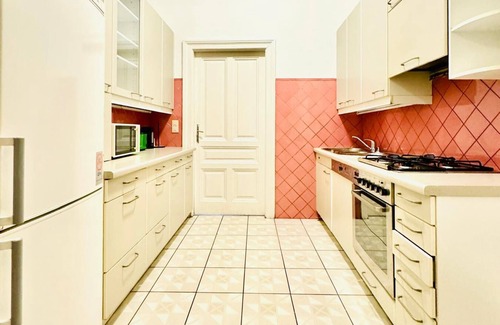 Brigittenau Apartment | 9BR Apt for 18P Walk to Augarten