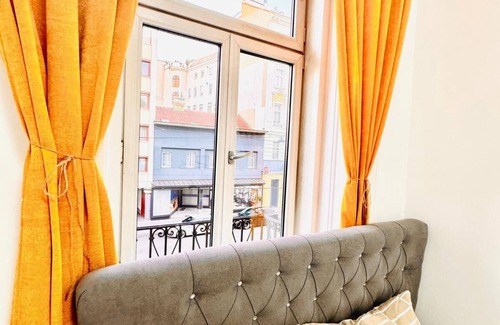 Brigittenau Apartment | 9BR Apt for 18P Walk to Augarten