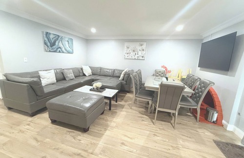 Fullerton House | 9BR Home Near Disney and Convention Center