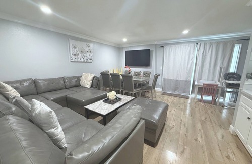 Fullerton House | 9BR Home Near Disney and Convention Center