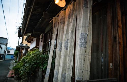Higashikagawa House | A 270-year-old soy sauce maker and a 100-year-old house collaborate to create Kamebishi-tei