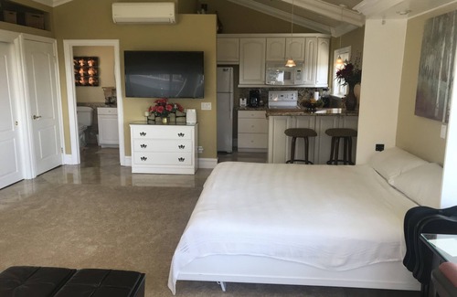 North Tustin House | A beautiful inn cabin in the North Tustin Hills