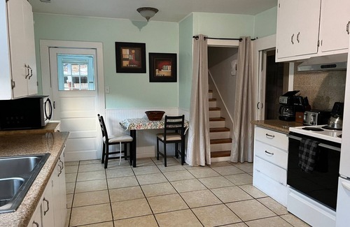 Dunsmuir House | A cabin with beautiful mountain views