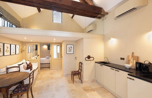 Saint-Thomas-d'Aquin House | A Charming 2-BR/2BA in Saint Germain