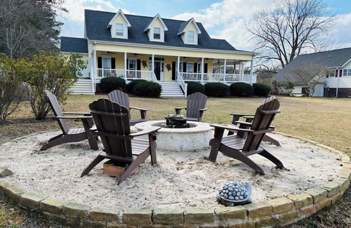 Wilmington House | A charming 3-bed/3.5 bath home with in-ground pool and jacuzzi on Pages Creek