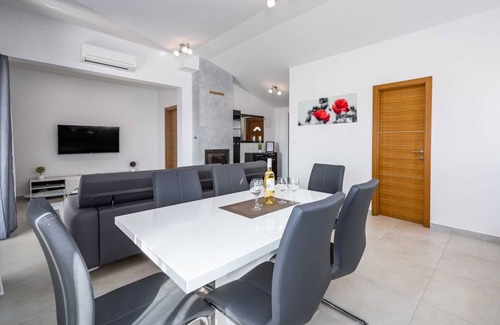 Lindar Villa | A charming poolside villa in Pazin