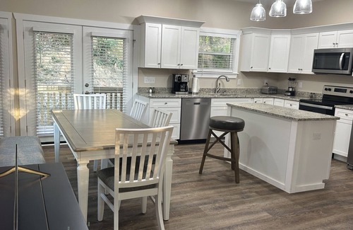 Sylva House | A Fantastic View Sylva- WCU - Cherokee - Dillsboro-Pet Friendly