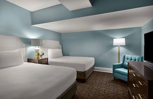 Central West End Hotel | A Few Minutes Walk from World Chess Hall of Fame! 3 Convenient Spaces, Pool!