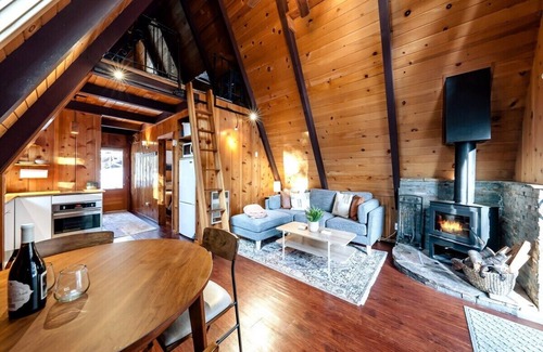 West Village Cabin | A-Frame Escape ~Unique stay w/comfort & style