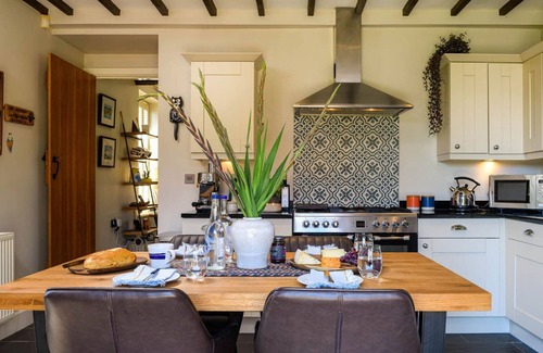 Llanerchymedd Cottage | A ground floor bedroom that sleeps 6 guests in 3 bedrooms