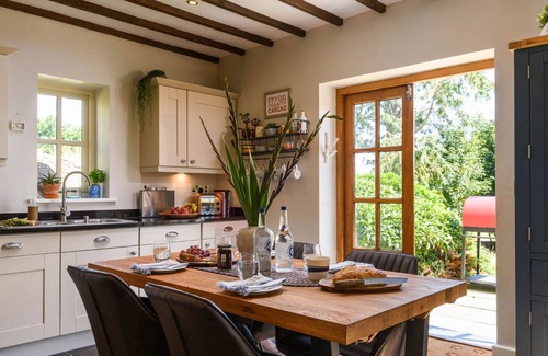 Llanerchymedd Cottage | A ground floor bedroom that sleeps 6 guests in 3 bedrooms