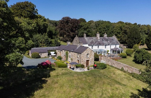 Llanerchymedd Cottage | A ground floor bedroom that sleeps 6 guests in 3 bedrooms