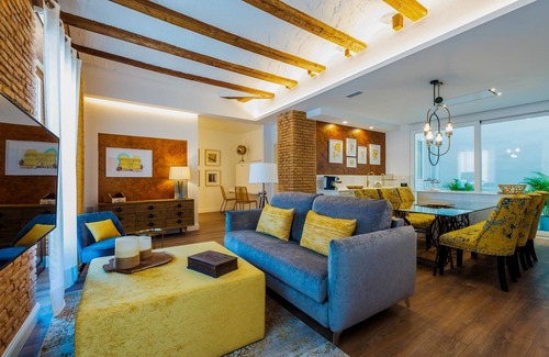 La Seu Apartment | A la luna de Valencia, 4-6 pax, 2 Bedrooms & 2 Bathrooms in downtown Valencia