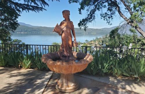 Clearlake Park House | A lake, a mountain and the house with the red door