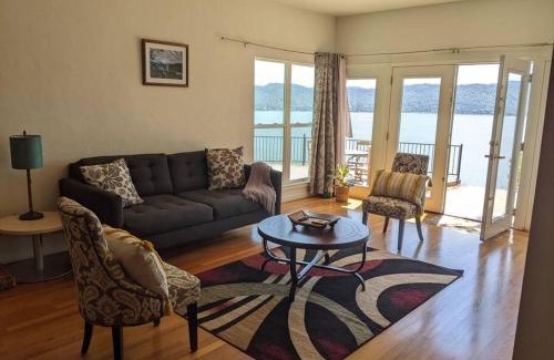 Clearlake Park House | A lake, a mountain and the house with the red door