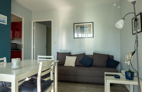 Bernieres-sur-Mer Apartment | A large bright F2 apartment overlooking the sea and the landing beach