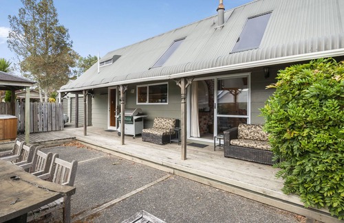 Turangi Cottage | A LITTLE MOORE OF TONGARIRO - TURANGI HOLIDAY HOME in Turangi