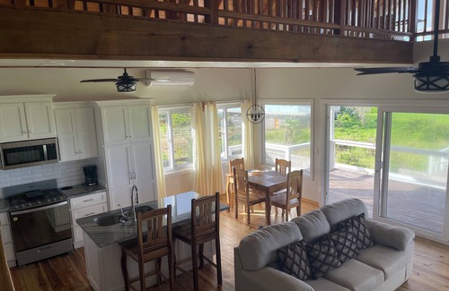 Isla de Utila House | A Luxurious Charming Bungalow Located in Tranquil Utila