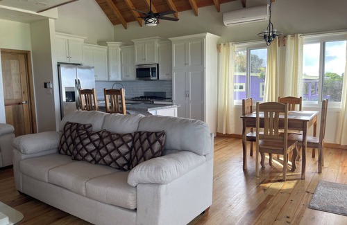 Isla de Utila House | A Luxurious Charming Bungalow Located in Tranquil Utila