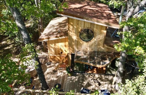 Farmington House | A Luxury Treehouse Experience | Wood-Fired Cedar Hot Tub